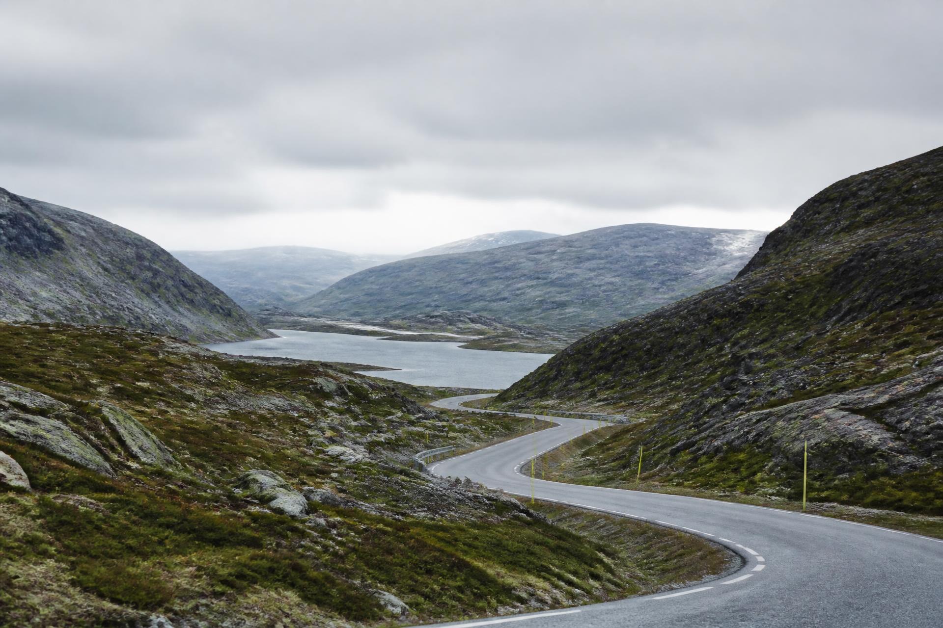 Norsk fjellvei i kveldslys